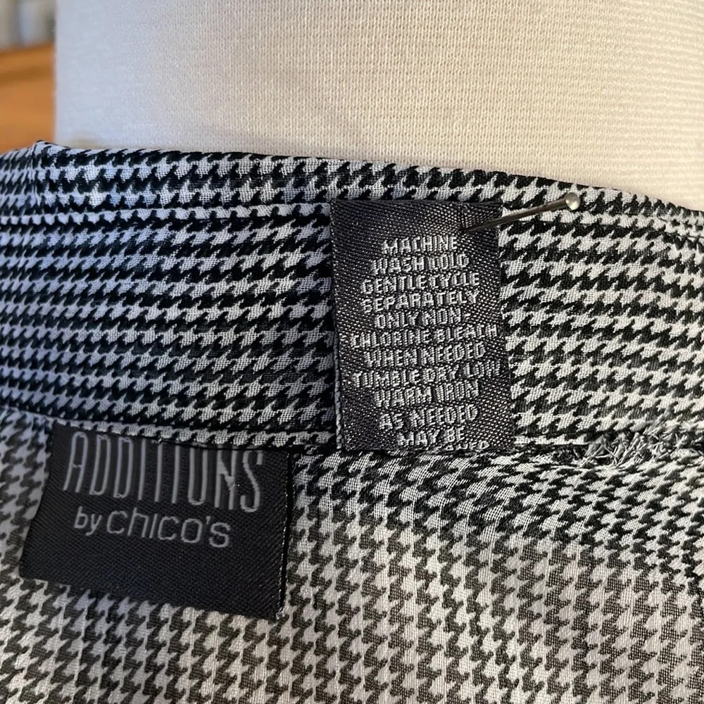 ❤️Chicos Additions, semi sheer Size 2 button down blouse ❤️ - Picture 8 of 8